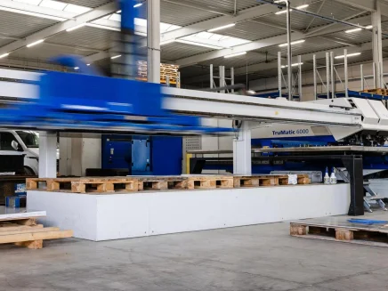 Pons-lasermachine in actie
